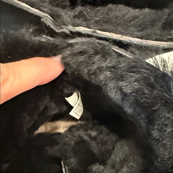 UGG Black Winter Boots with Shearling Lining - Picture 4 of 8